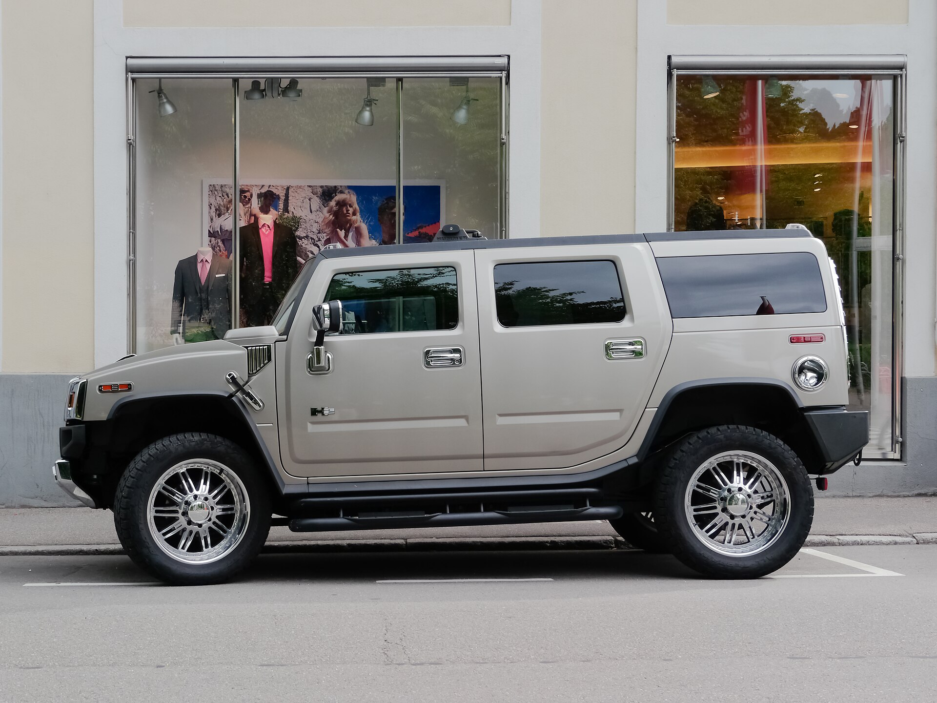 Hummer H2, bulky American SUV