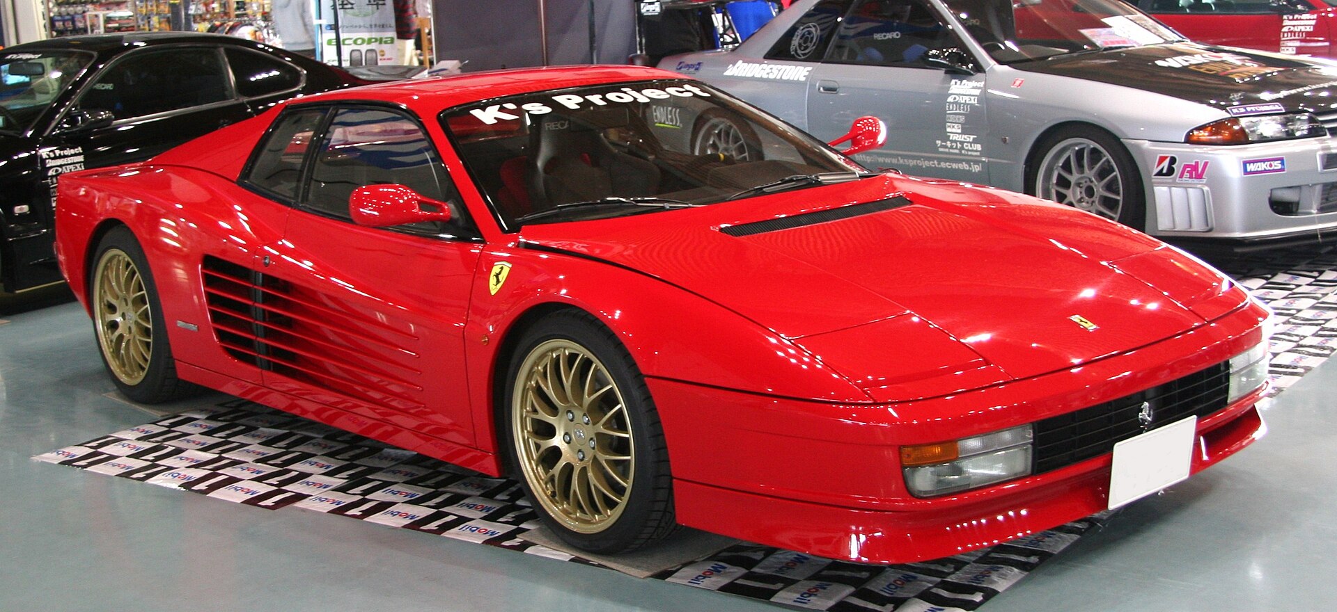 Ferrari Testarossa side profile with side strakes