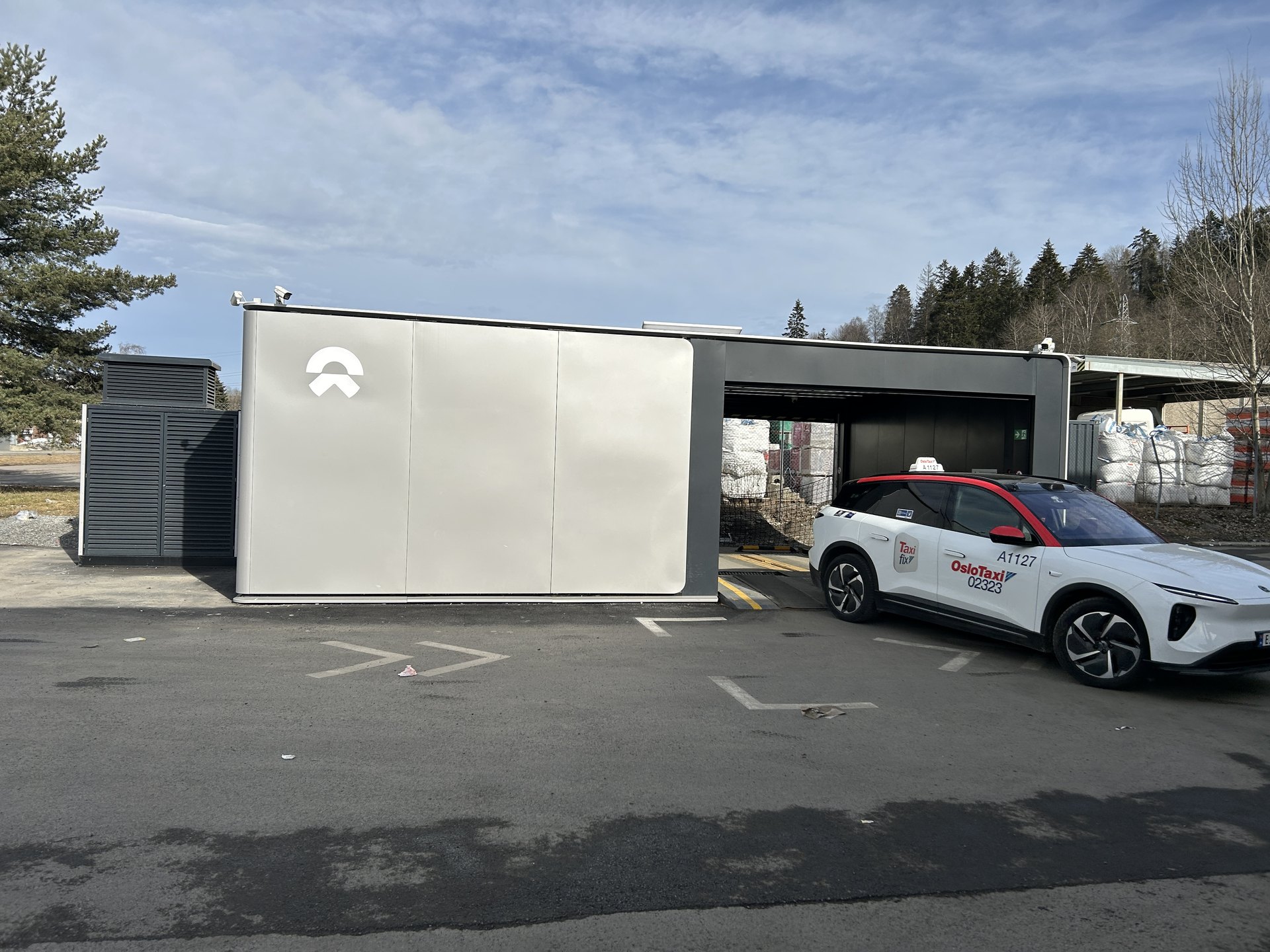 NIO car inside a battery swap station in Oslo
