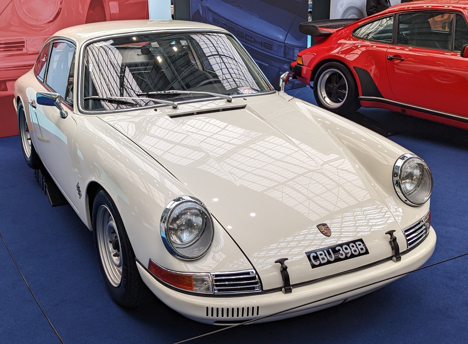 Early Porsche 911 coupe, short wheelbase silhouette