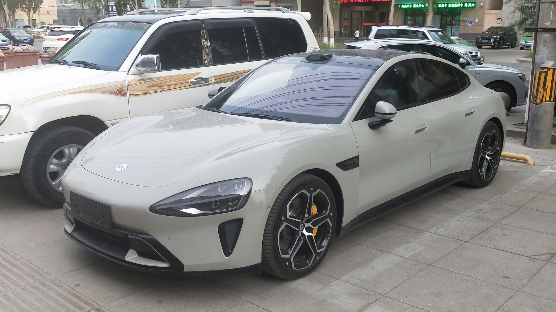 Xiaomi SU7 electric sedan in profile, short overhangs and long wheelbase